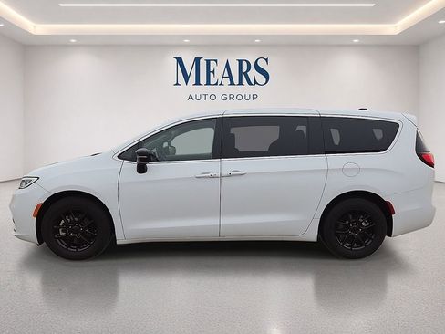 Used 2024 Chrysler Pacifica Touring-L FWD image 2