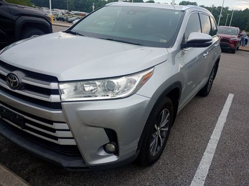 Used 2017 Toyota Highlander XLE AWD/4WD image 1