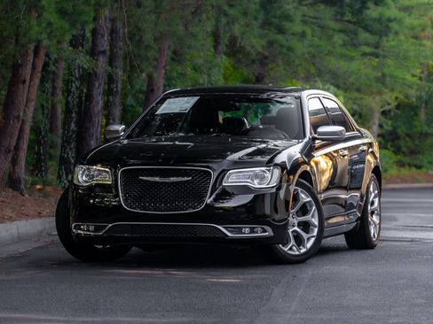 Used 2016 Chrysler 300 C Platinum RWD image 2