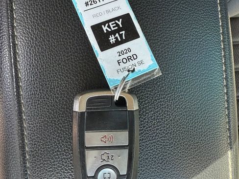Used 2020 Ford Fusion SE FWD image 31