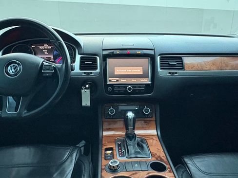 Used 2011 Volkswagen Touareg Sport image 15
