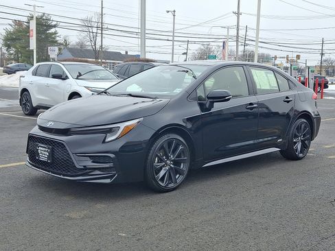 Used 2023 Toyota Corolla SE w/ SE Package image 3