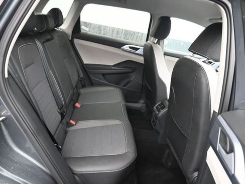 Used 2025 Volkswagen Taos SE AWD/4WD image 7