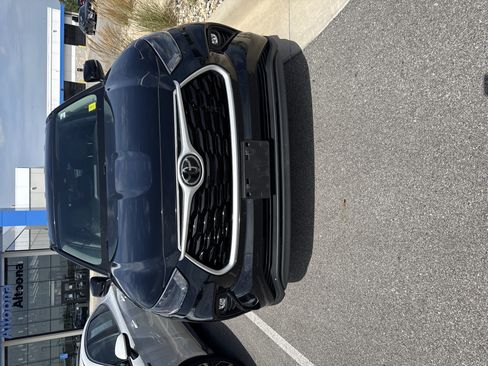 Used 2023 Toyota Highlander LE AWD/4WD image 6