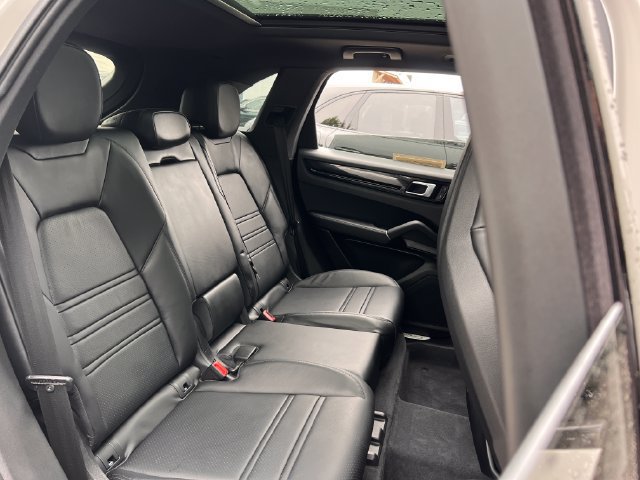 Used 2023 Porsche Cayenne AWD/4WD image 34
