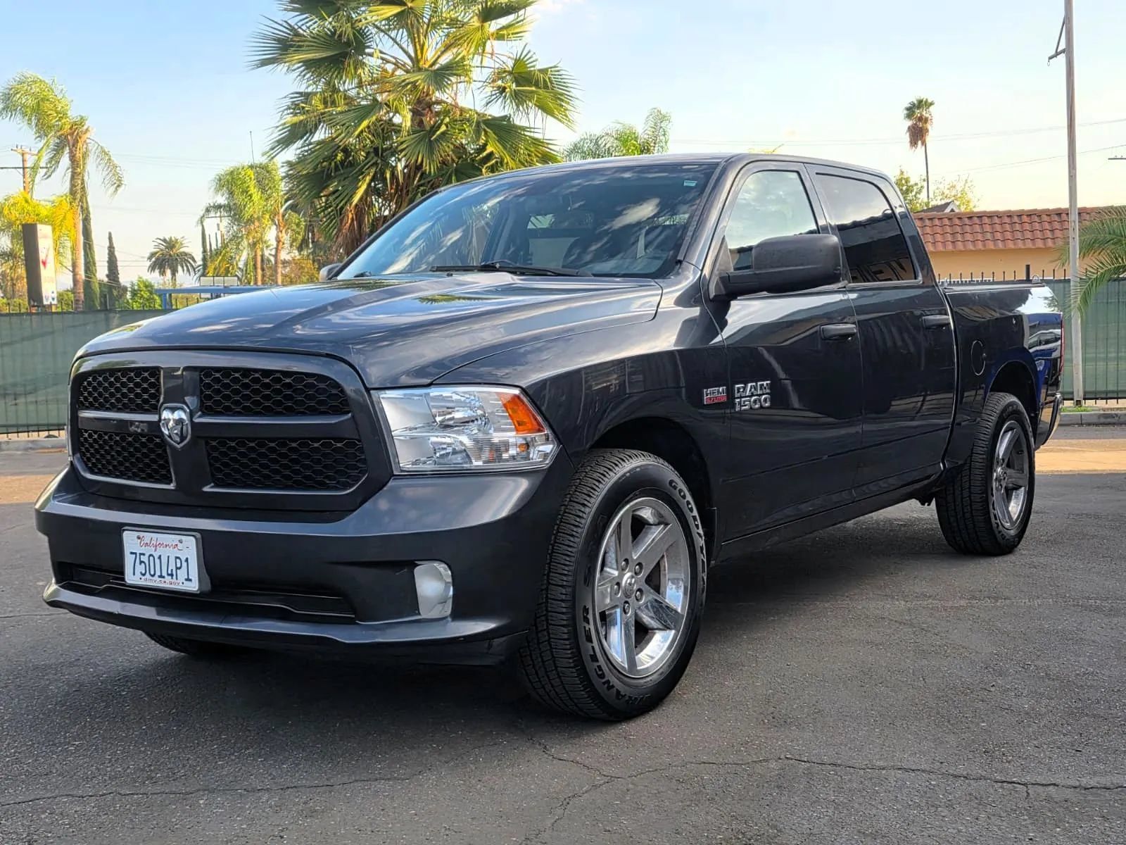 Used 2014 RAM 1500 Express RWD image 1