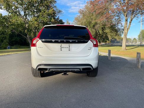 Used 2015 Volvo V60 T5 Cross Country image 7