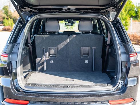 Used 2023 Jeep Grand Cherokee L Laredo image 16