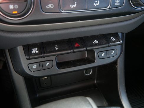Used 2018 Chevrolet Colorado Z71 AWD/4WD image 32