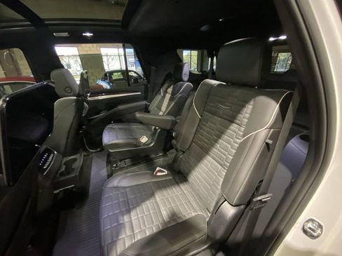 Used 2025 Cadillac Escalade Sport Platinum image 4