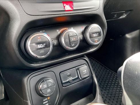 Used 2017 Jeep Renegade Trailhawk AWD/4WD image 32