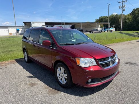 Used 2019 Dodge Grand Caravan SXT FWD image 2