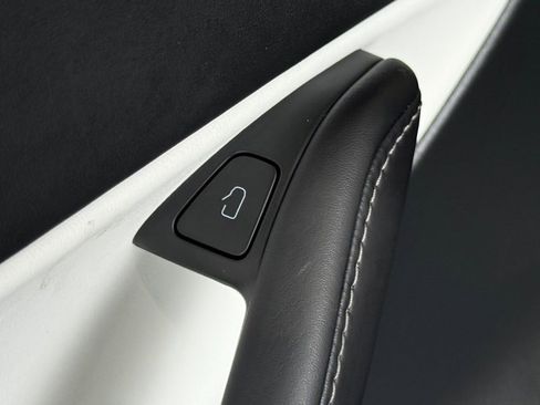 Used 2022 Tesla Model Y Performance image 14