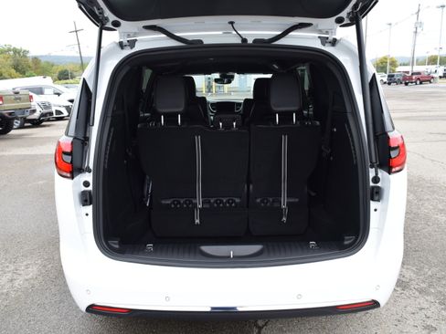 New 2026 Chrysler Pacifica Select image 9
