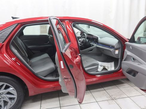 Used 2024 Hyundai Elantra Blue FWD image 9