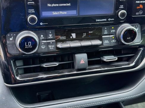 Used 2022 Toyota Highlander XLE FWD image 14