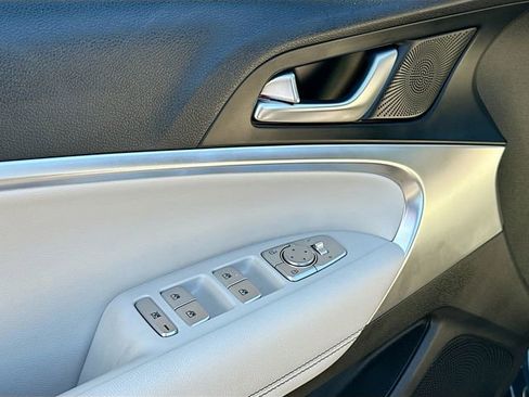 Used 2025 Genesis G70 2.5T image 18