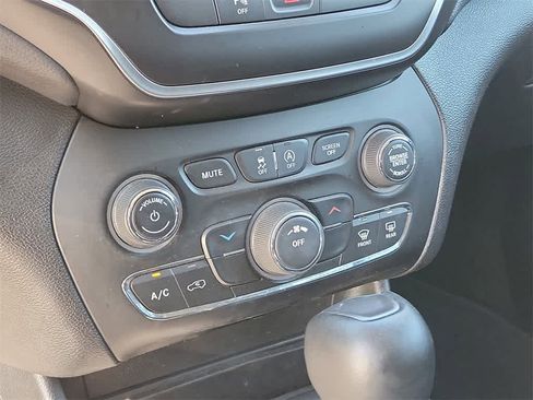 Used 2020 Jeep Cherokee Latitude Plus image 29