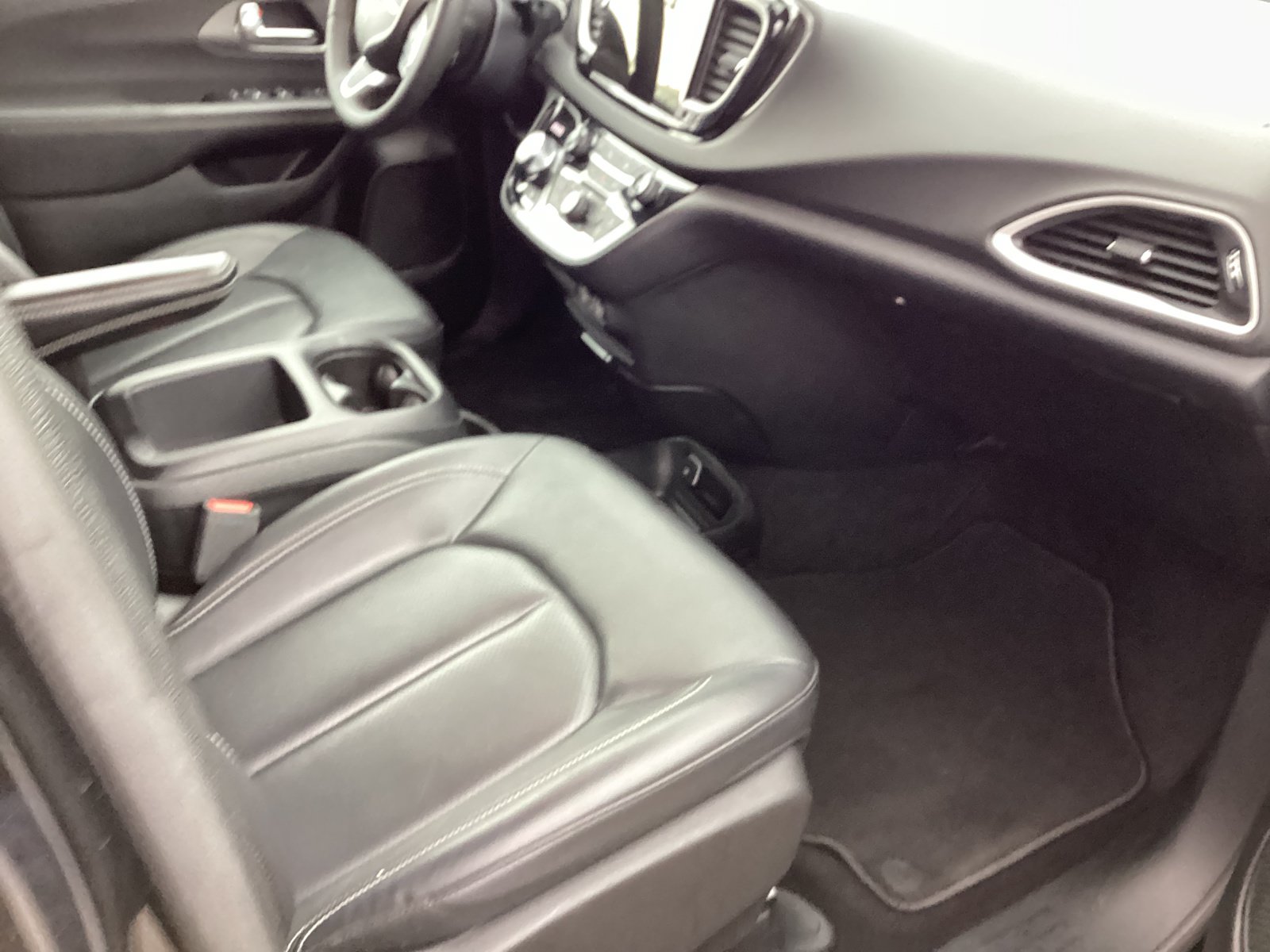 Used 2025 Chrysler Pacifica Select FWD image 15