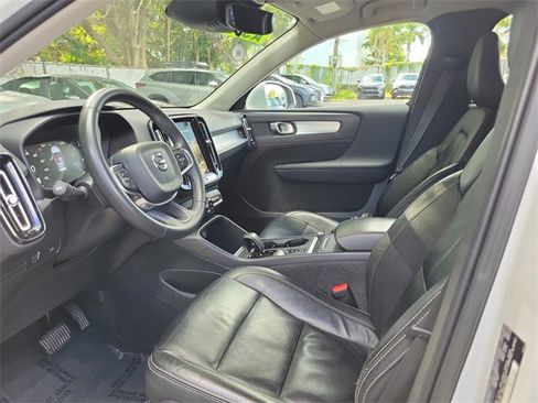 Used 2022 Volvo XC40 T5 Momentum image 11