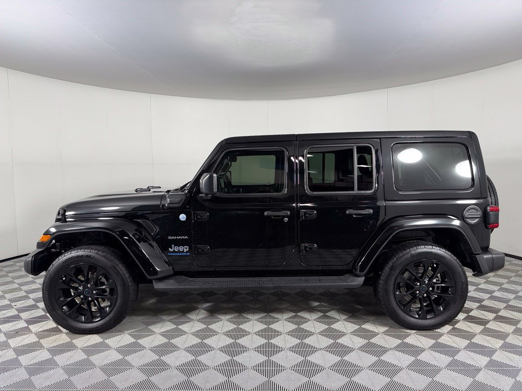 Used 2024 Jeep Wrangler Unlimited Sahara w/ Technology Group AWD/4WD image 7