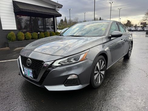 Used 2021 Nissan Altima 2.5 SV image 2