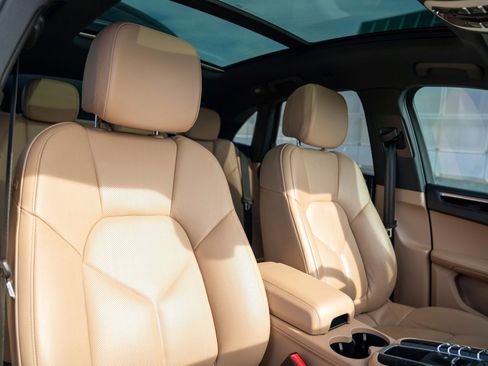 Certified 2020 Porsche Macan image 27