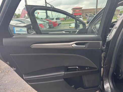 Used 2017 Ford Fusion SE FWD image 13