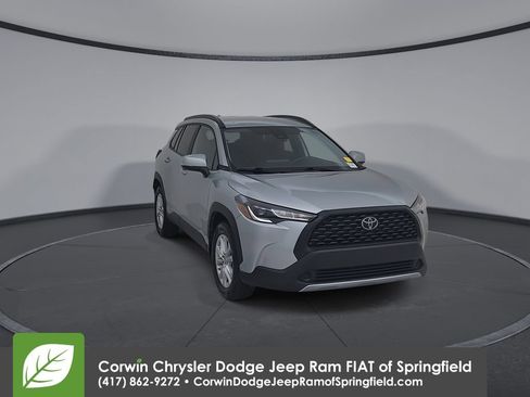 Used 2022 Toyota Corolla Cross LE FWD image 3