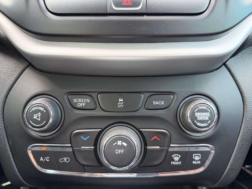 Used 2018 Jeep Cherokee Latitude Plus FWD image 27