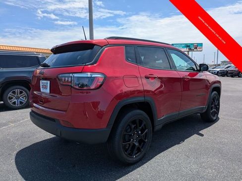 Used 2025 Jeep Compass Latitude w/ Convenience Group AWD/4WD image 3