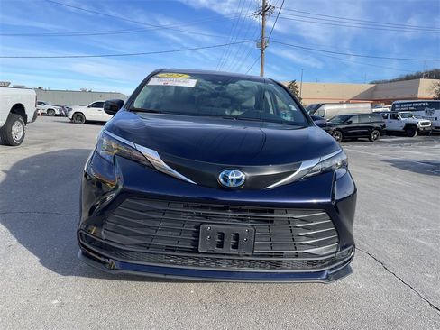 Used 2024 Toyota Sienna LE image 5