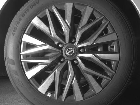 Used 2025 Nissan Altima 2.5 SV FWD image 13
