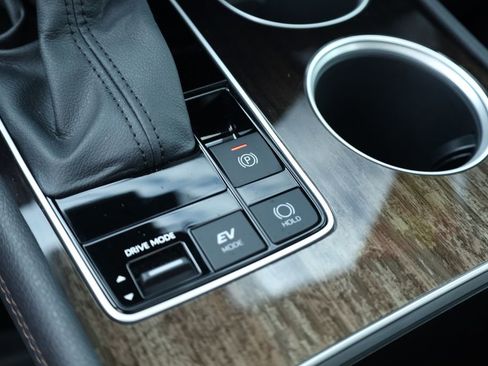 Used 2025 Toyota Sienna Platinum image 10