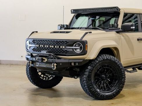 Used 2025 Ford Bronco Badlands image 19
