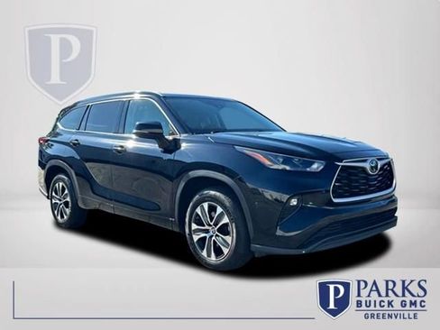 Used 2022 Toyota Highlander XLE FWD image 1