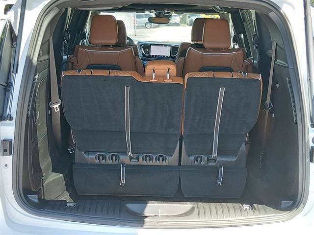Used 2024 Chrysler Pacifica Pinnacle FWD image 12