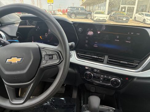 Used 2025 Chevrolet Trax LT image 28