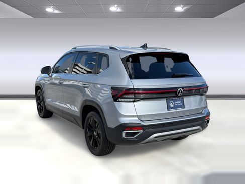 Certified 2025 Volkswagen Taos SE FWD image 3