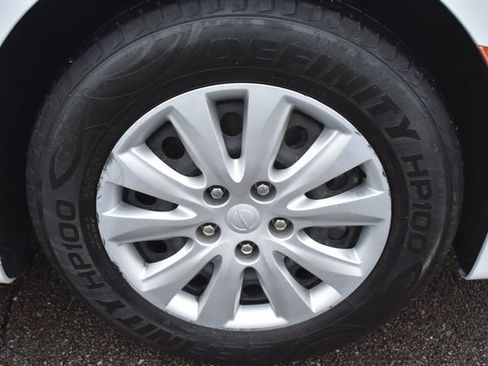 Used 2020 Chrysler Voyager L image 42