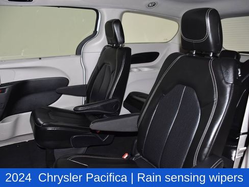 Used 2024 Chrysler Pacifica Touring-L image 27