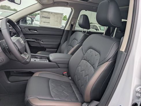 New 2026 Nissan Pathfinder Platinum FWD image 18