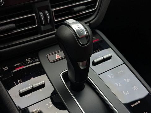 Used 2025 Porsche Macan image 20