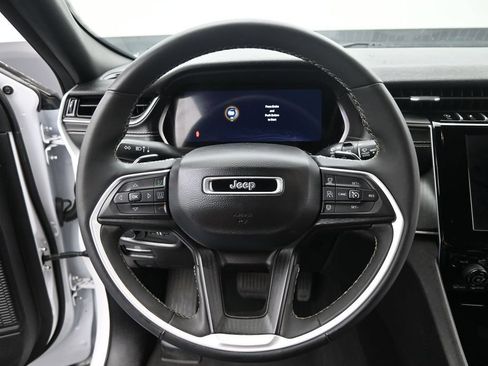 Used 2024 Jeep Grand Cherokee Altitude AWD/4WD image 17