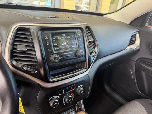 Used 2016 Jeep Cherokee Sport image 31