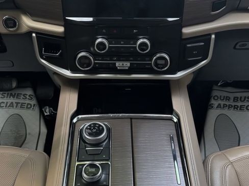 Used 2024 Ford Expedition Limited image 17