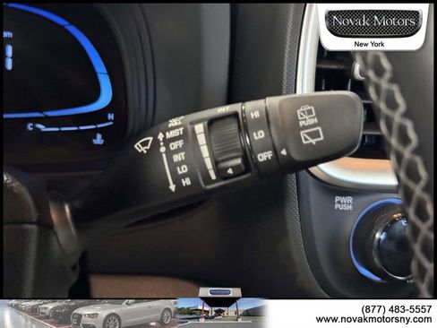 Used 2025 Hyundai Venue SEL image 16