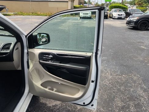 Used 2017 Dodge Grand Caravan SXT FWD image 14