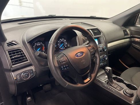 Used 2019 Ford Explorer XLT image 18