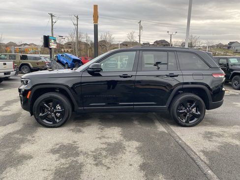 Used 2025 Jeep Grand Cherokee Altitude image 6